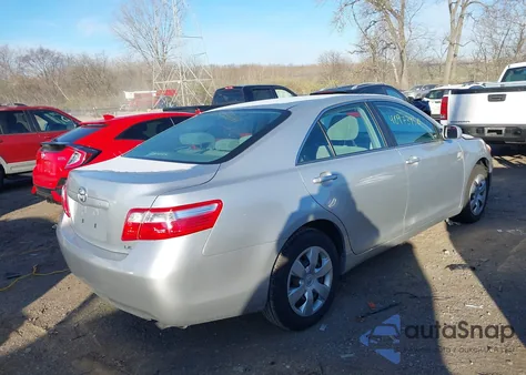 2008 Toyota Camry Le z USA, uszkodzony, nr VIN 4T4BE46K98R025835